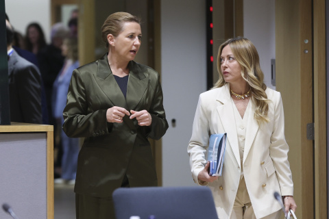 La primera ministra de Dinamarca, Mette Frederiksen, y la primera ministra de Italia, Giorgia Meloni, durante el Consejo Europeo en Bruselas.