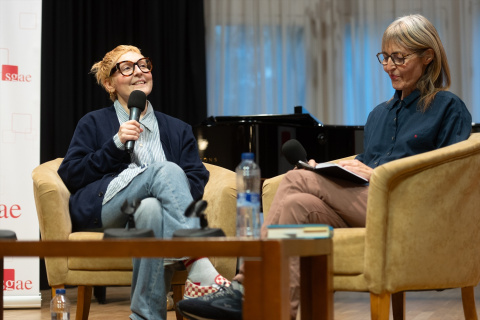Cristina y Amparo Llanos en la presentación de la biografía de la cantante de Dover.