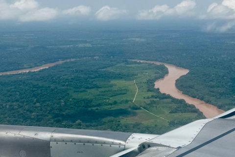 Ya desde el avión se perciben los enormes meandros del Tambopata.