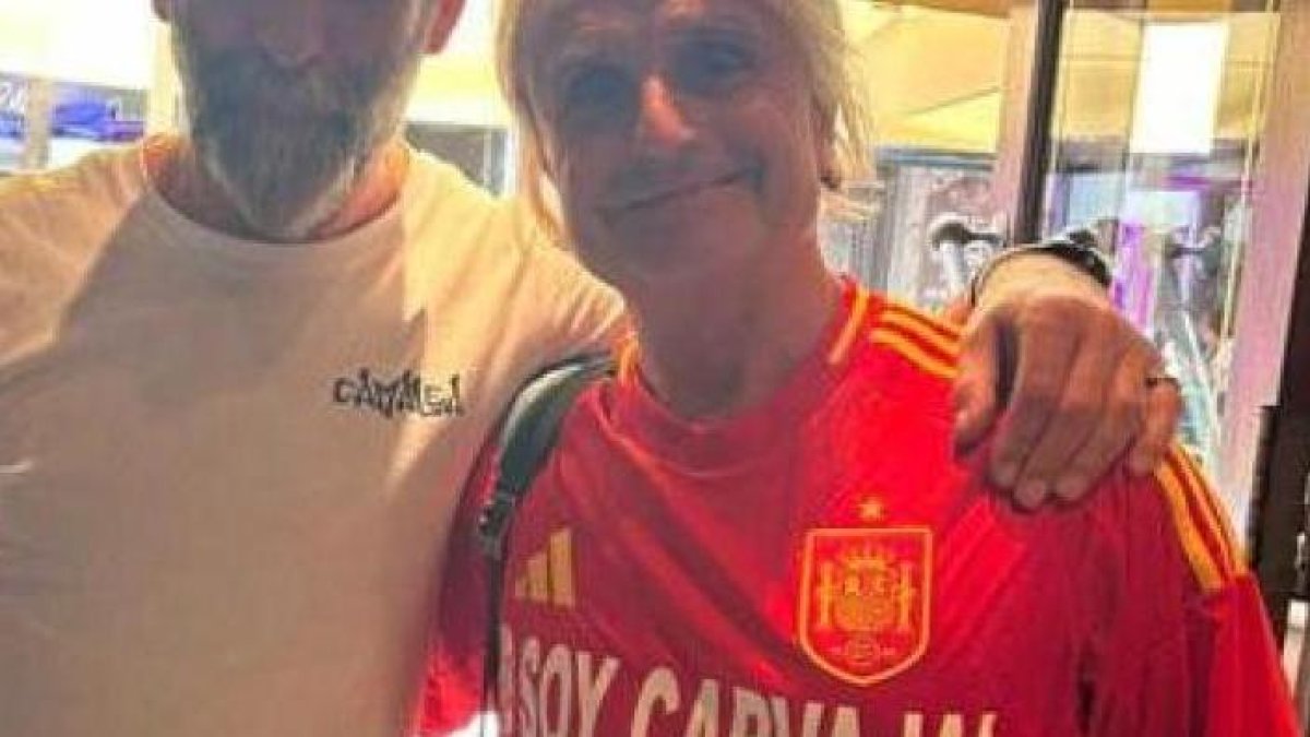 Nacho Cano, con la camiseta en apoyo de Carvajal