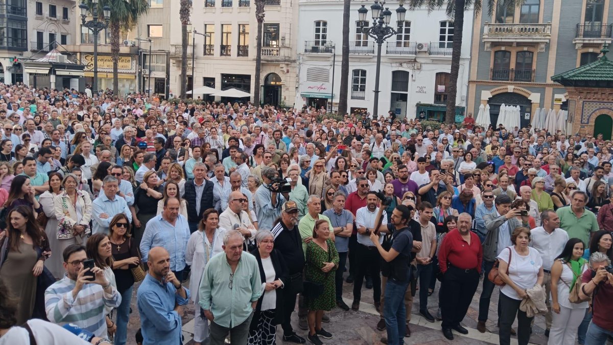 Onubenses en la concentración por las infraestructuras en mayo en la Plaza de las Monjas de Huelva capital.