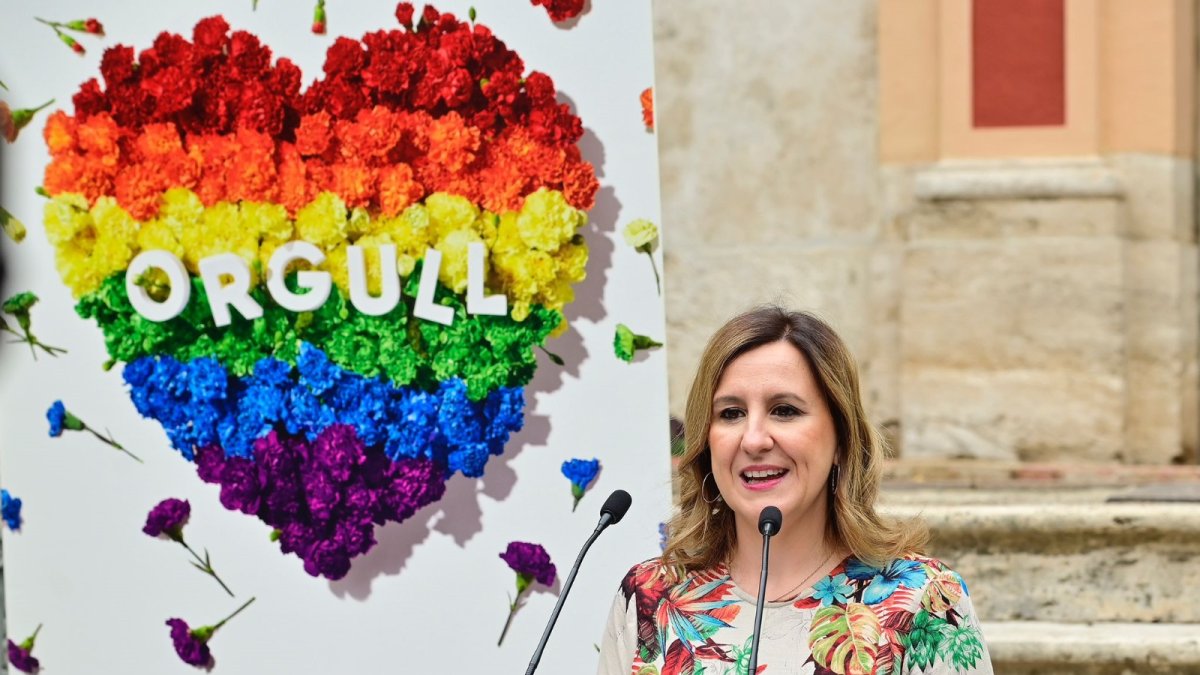 María José Catalá con la imagen del Orgullo de Valencia