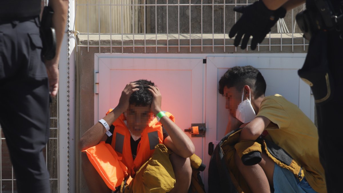 Dos menores rescatados en una patera en aguas de Barbate, Cádiz.