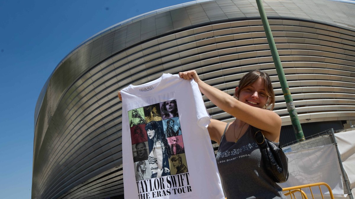 Una mujer sujeta una camiseta de Taylor Swift en los alrededores del Estadio Santiago Bernabéu