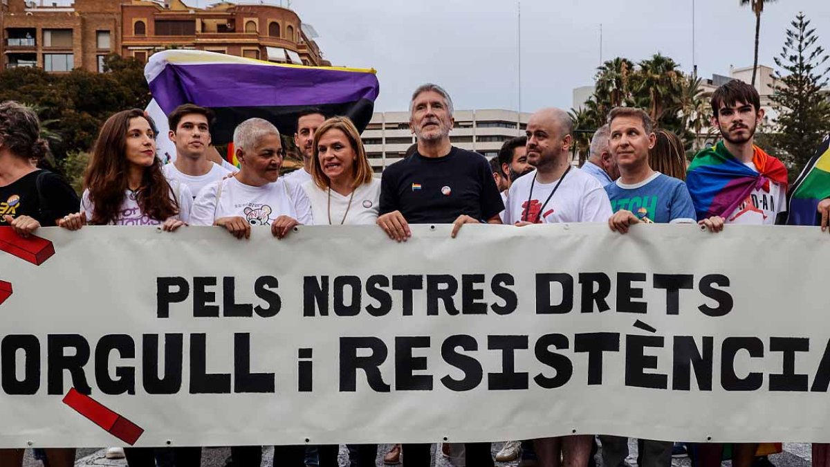 El ministro Marlaska encabeza la manifestación del Orgullo en Valencia