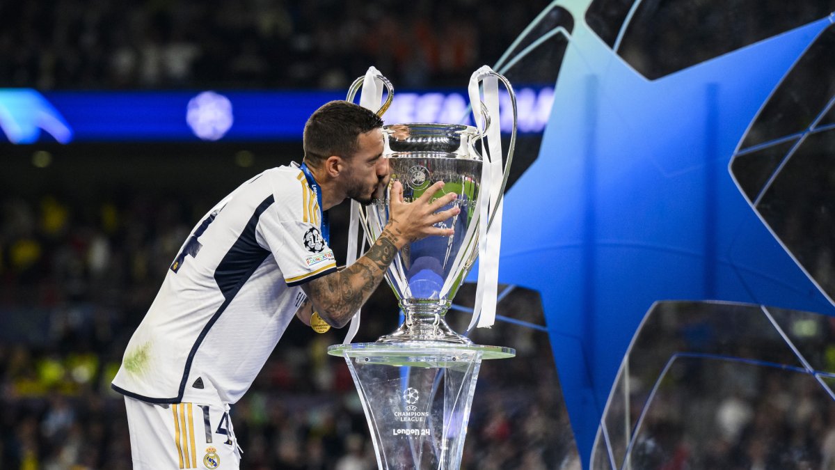 Joselu, con el trofeo de la Champions League.