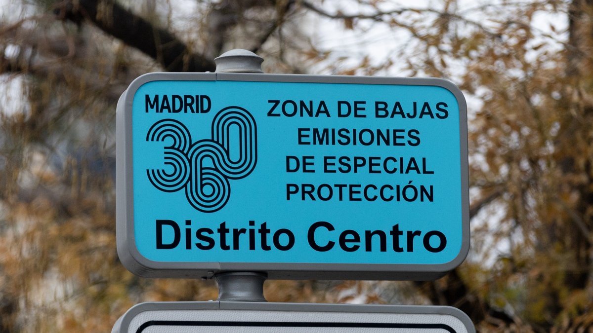 Una señalización de Zona de Bajas Emisiones de especial protección en el Distrito Centro de Madrid