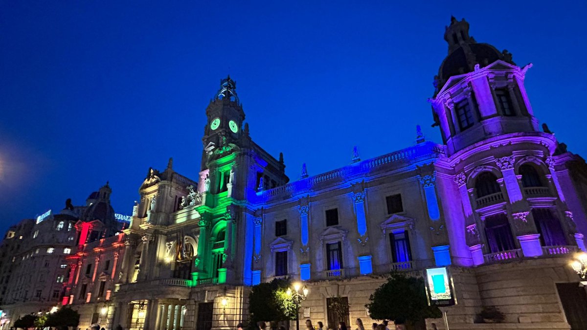 Fachada del Ayuntamiento de Valencia iluminada por el Orgullo LGTBI