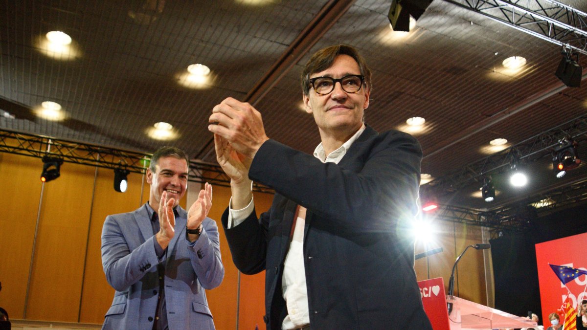 Pedro Sánchez junto al candidato socialista a la Generalitat, Salvador Illa