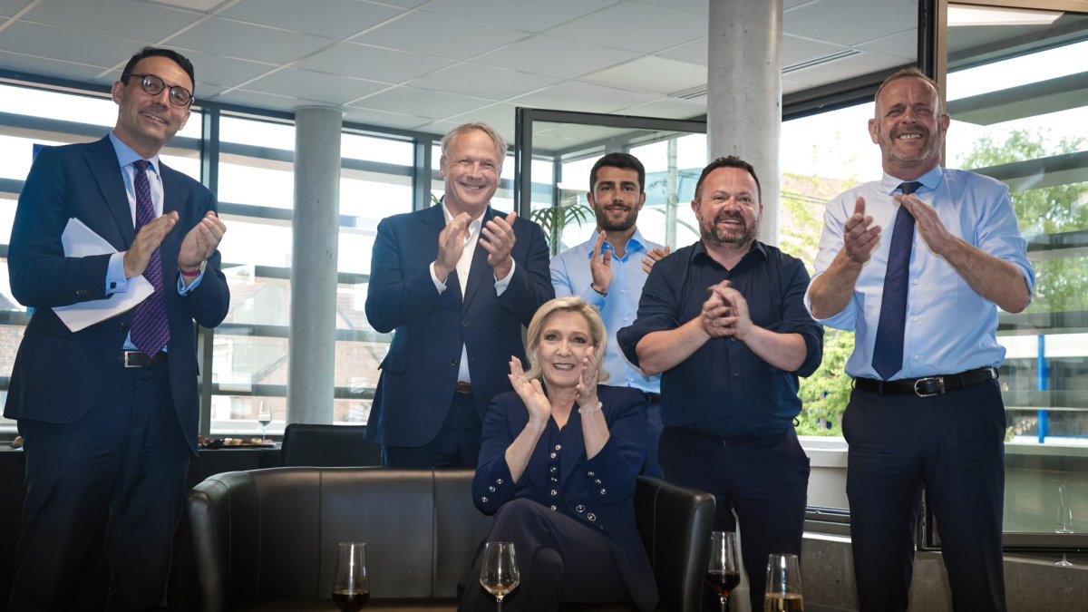 Le Pen con su equipo al conocer el resultado de las elecciones legislativas