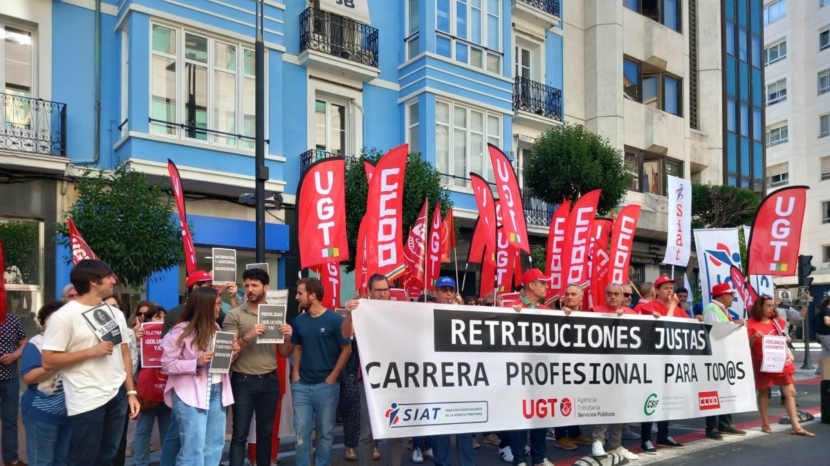 Los sindicatos SIAT, UGT, CSIF y CCOO han celebrado este miércoles una concentración frente a la Delegación de Hacienda en La Rioja
EUROPA PRESS
19/6/2024