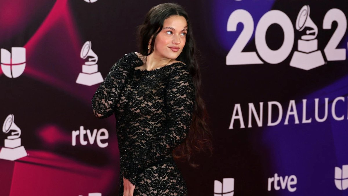 Rosalía, durante la alfombra roja de la 24ª edición de los Grammy Latinos.