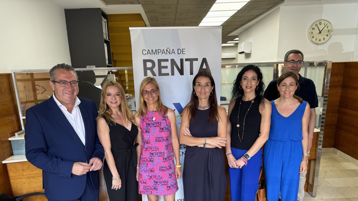 Ruth Merino, junto a Toni Pérez y miembros de la oficina liquidadora de Benidorm