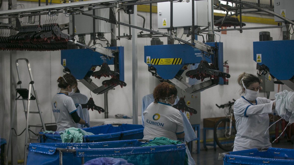 Trabajadoras en la planta de una lavandería en Sevilla.