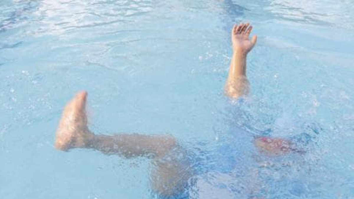 Imagen de archivo de un menor en una piscina.
