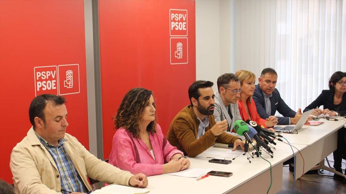 José Muñoz y diputados del PSPV-PSOE