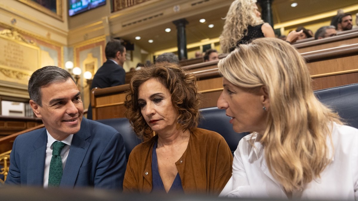 Pedro Sánchez junto a Yolanda Díaz y María Jesús Montero en el Congreso