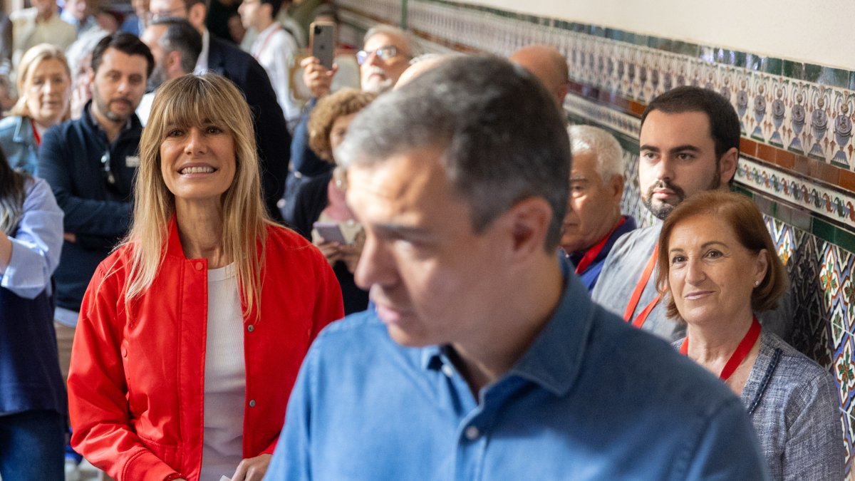 El presidente del Gobierno, Pedro Sánchez, y su mujer, Begoña Gómez, votan durante las últimas elecciones europeas.