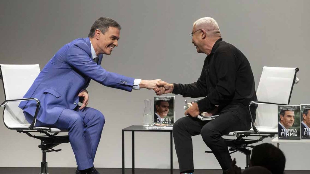 Jorge Javier Vázquez con Pedro Sánchez en la presentación de su libro