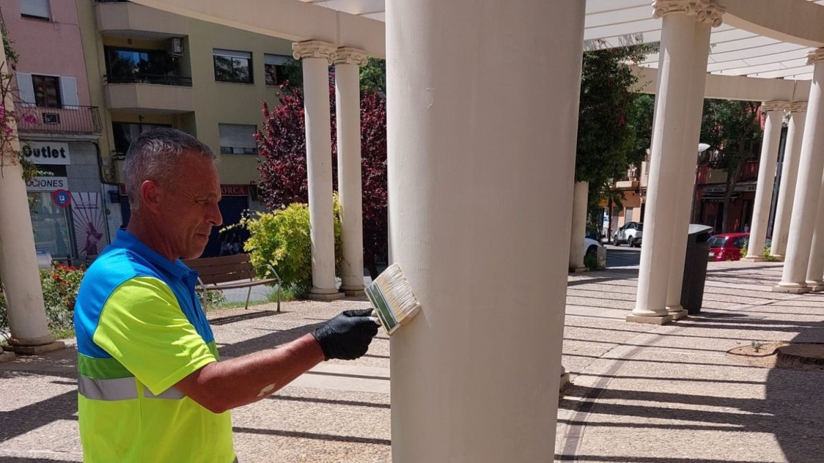 Un trabajador de Emaya quita las pintadas vandálicas de la plaza de las Columnas.
AYUNTAMIENTO DE PALMA
02/7/2024