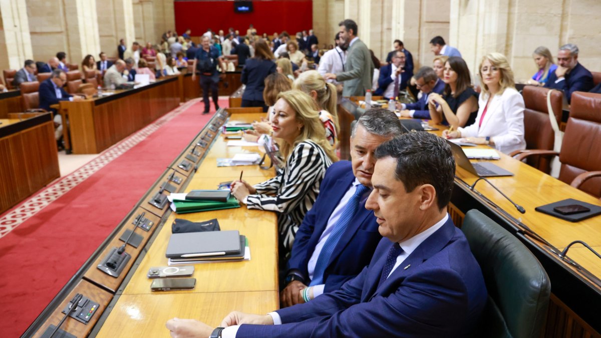 El presidente de la Junta, Juanma Moreno, con los consejeros Antonio Sanz y Carolina España en el Parlamento.