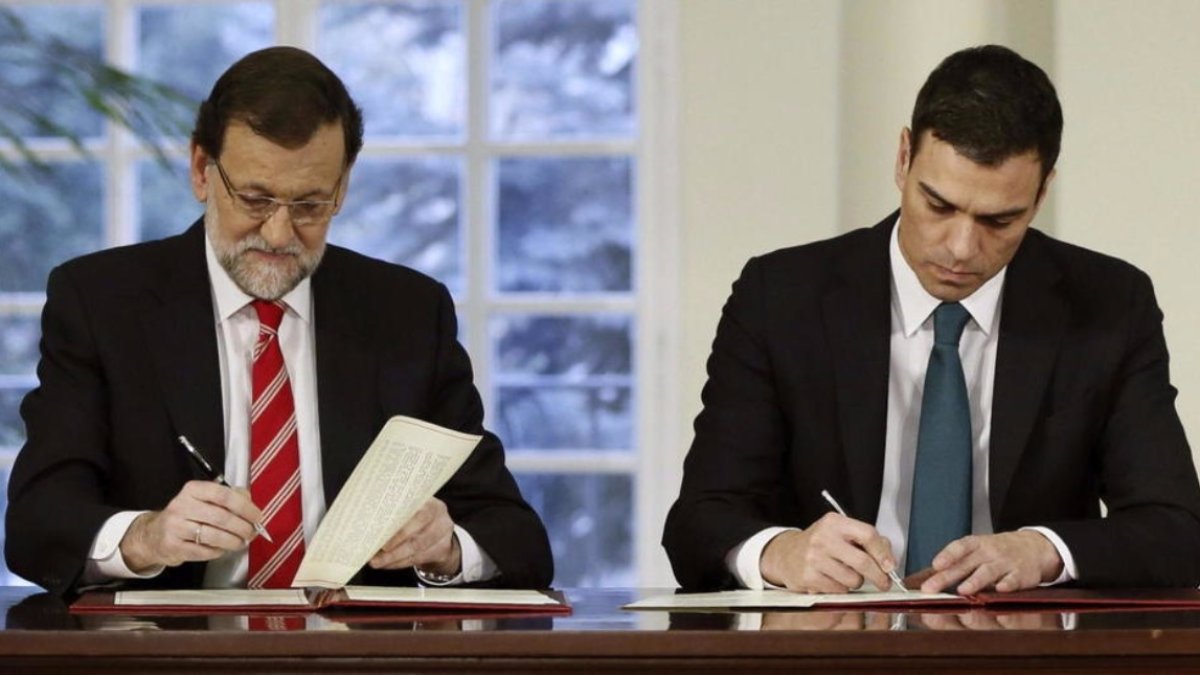 Rajoy y Sánchez en La Moncloa.