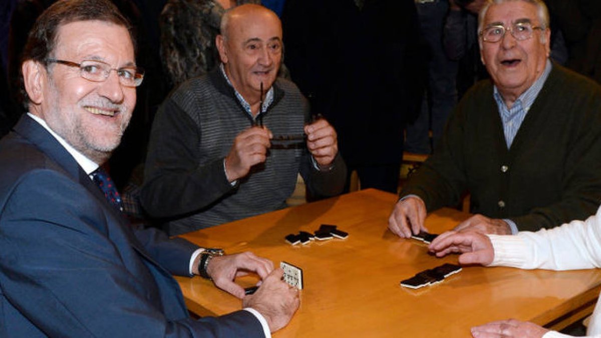 Patear calles y sentarse con los paisanos: la escuela Fraga en acción.