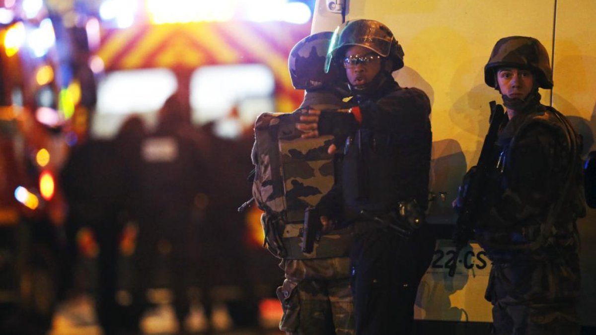 Fuerzas policiales cercaron el Bataclan