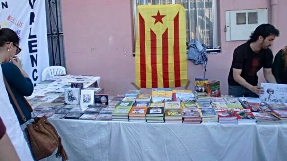 La bandera independentista catalana, en las jornadas financiadas por la Generalitat valenciana.