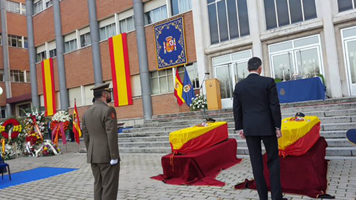 El rey Felipe VI entregó la Medalla de Oro al Mérito Policial a los fallecidos.