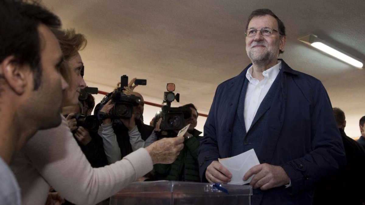 Rajoy votando.