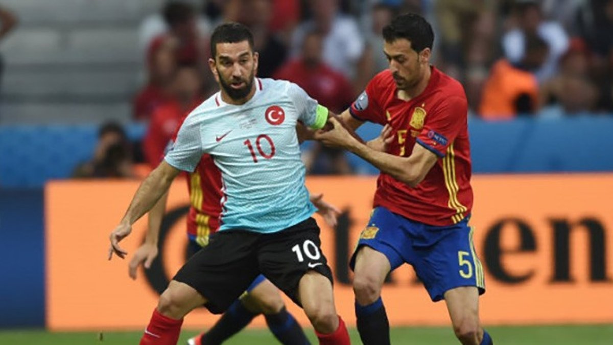 El jugador Arda Turan recibió los pitos de la afición turca durante todo el partido.