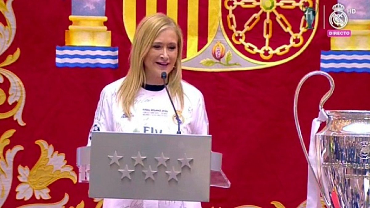 Cristina Cifuentes, con la camiseta del Madrid.