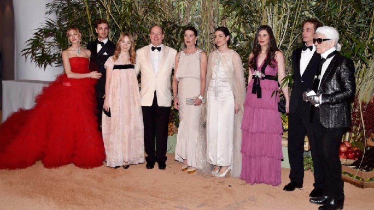 Foto de familia. Las mujeres de la casa arroparon a Alberto de Mónaco.