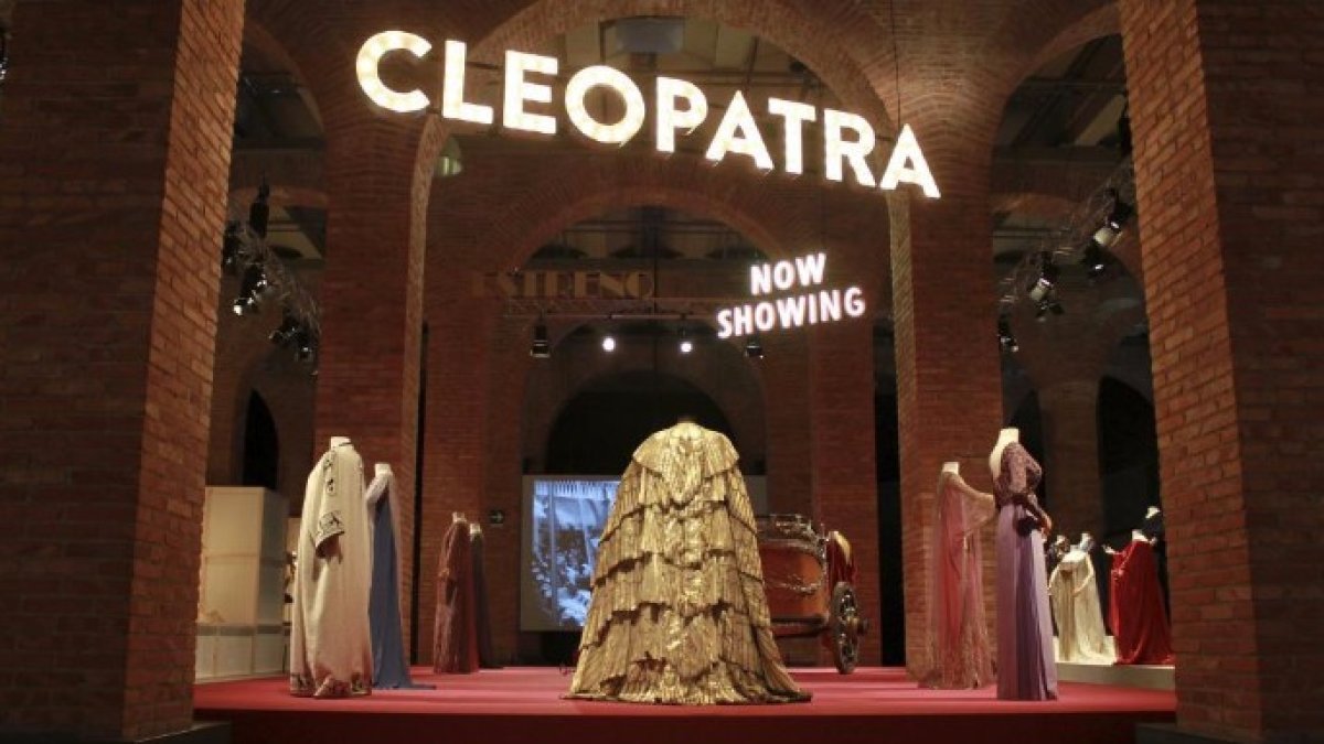 Cleopatra, la reina del Nilo seduce a los madrileños con su vestuario de cine