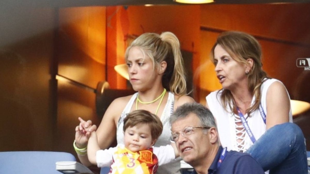 Shakira viendo el futbol con Sasha