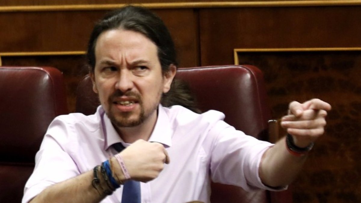 Iglesias retando al diputado del PP a que baje.