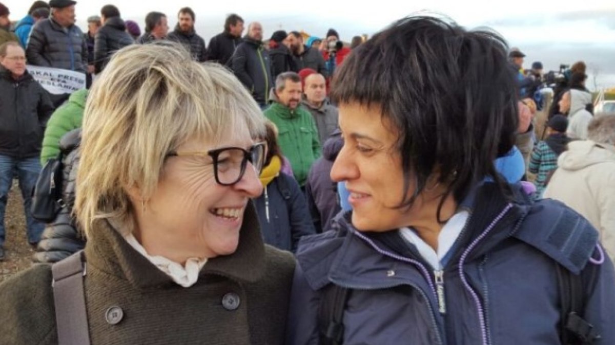 La senadora de ERC, Mirella Cortés, junto a la portavoz de las CUP, Anna Gabriel.