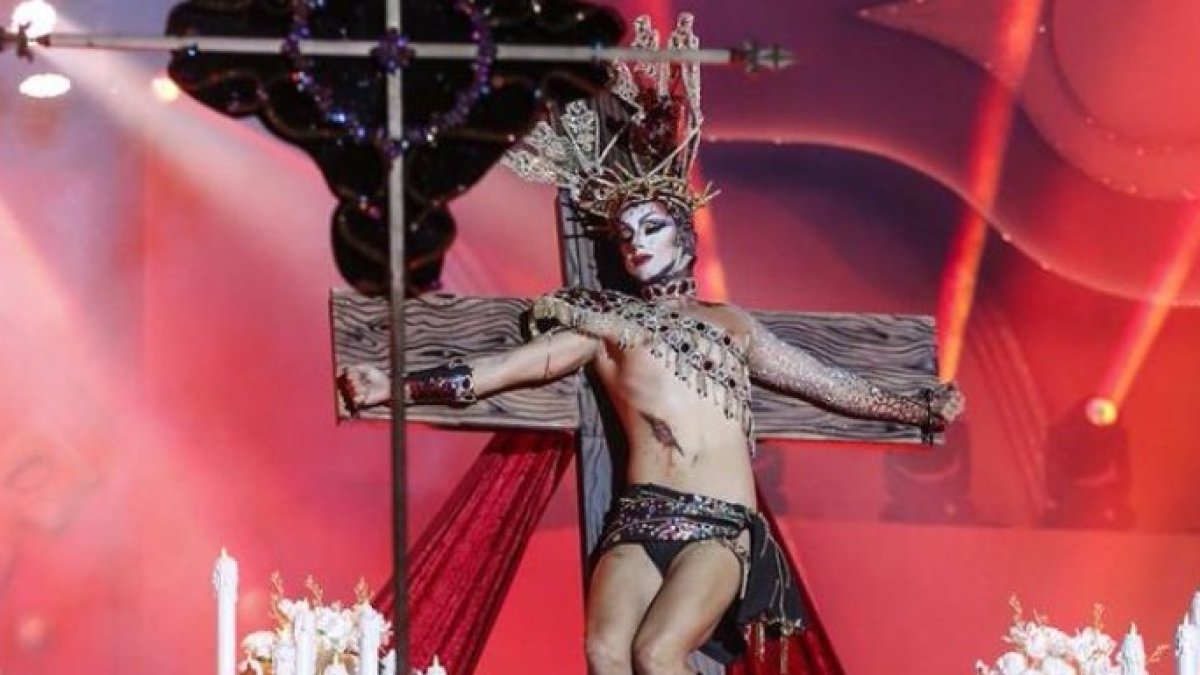 Escándalo: la drag queen vestida de Virgen ofende a miles de ciudadanos