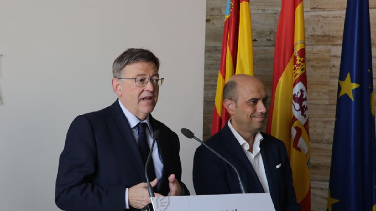 Ximo Puig con el alcalde de Alicante Gabriel Echàvarri.