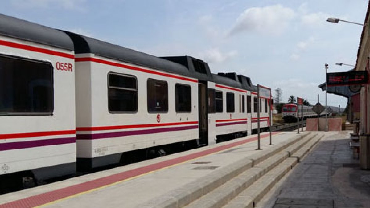 Estación de Torrellano, donde tienen que esperar los trenes al paso del otro convoy  ante la falta de una doble vía.