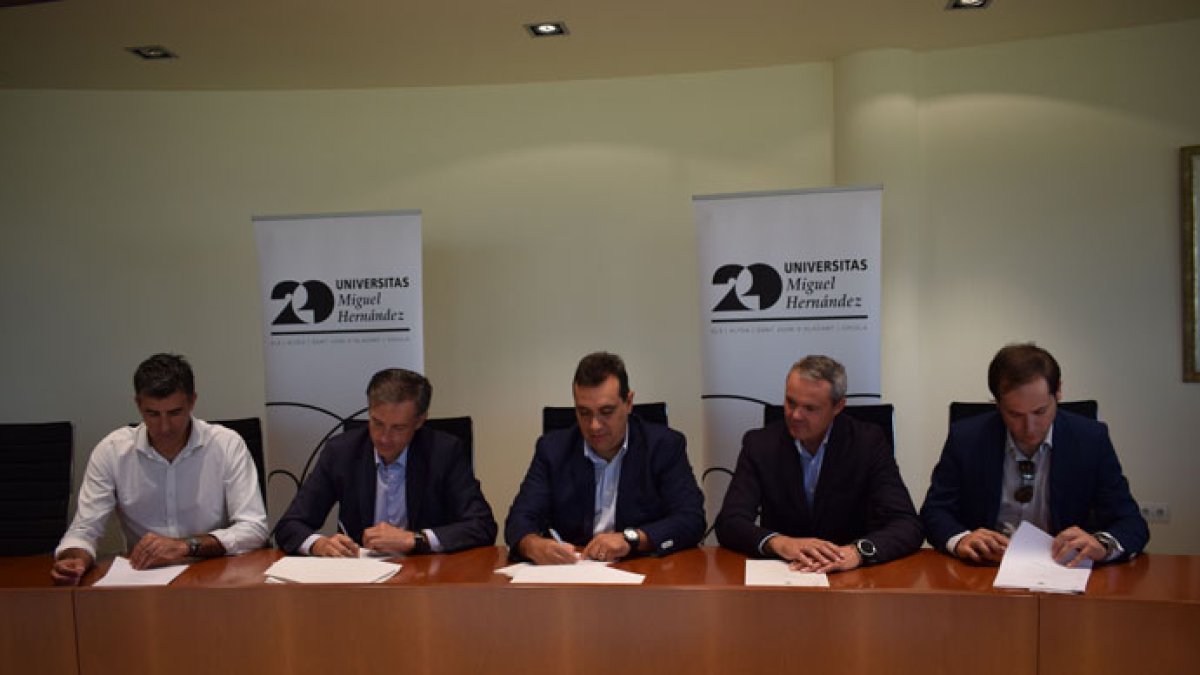 Momento de la firma de colaboración en la investigación de gestión de lodos de las depuradoras.