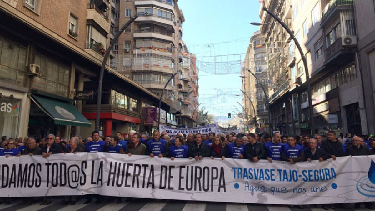 MIles de agricultores se echan a la calle en Murcia reclamando agua.