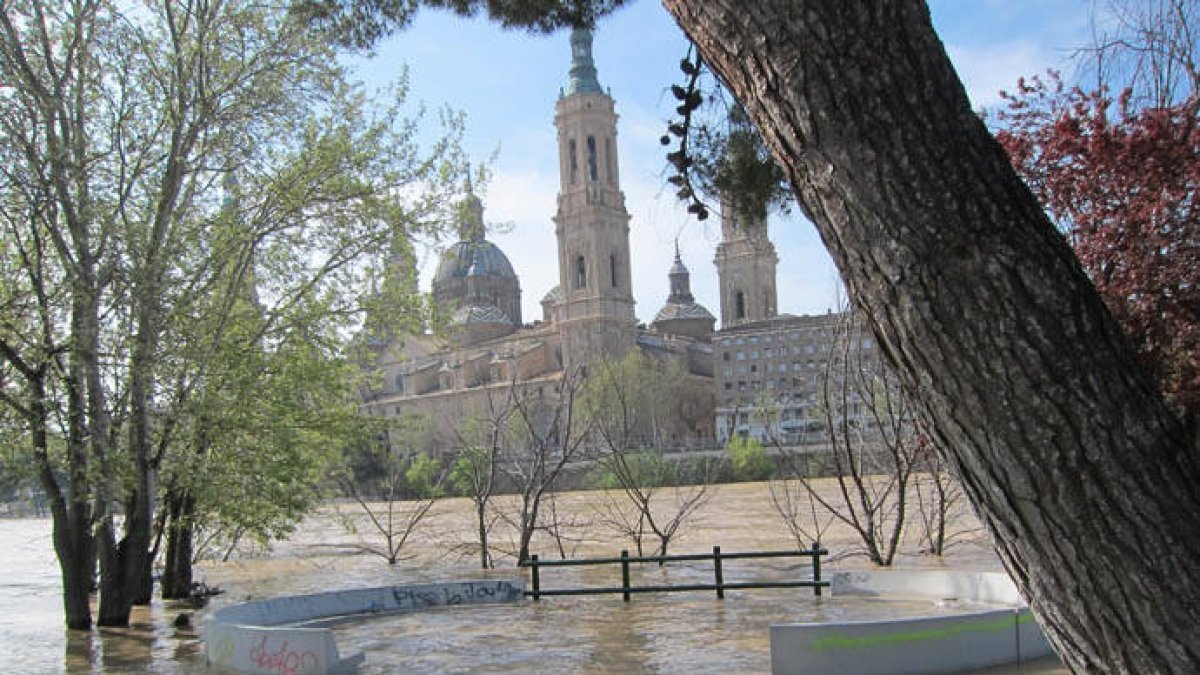 El Ebro desbordado en la ciudad de Zaragonza.