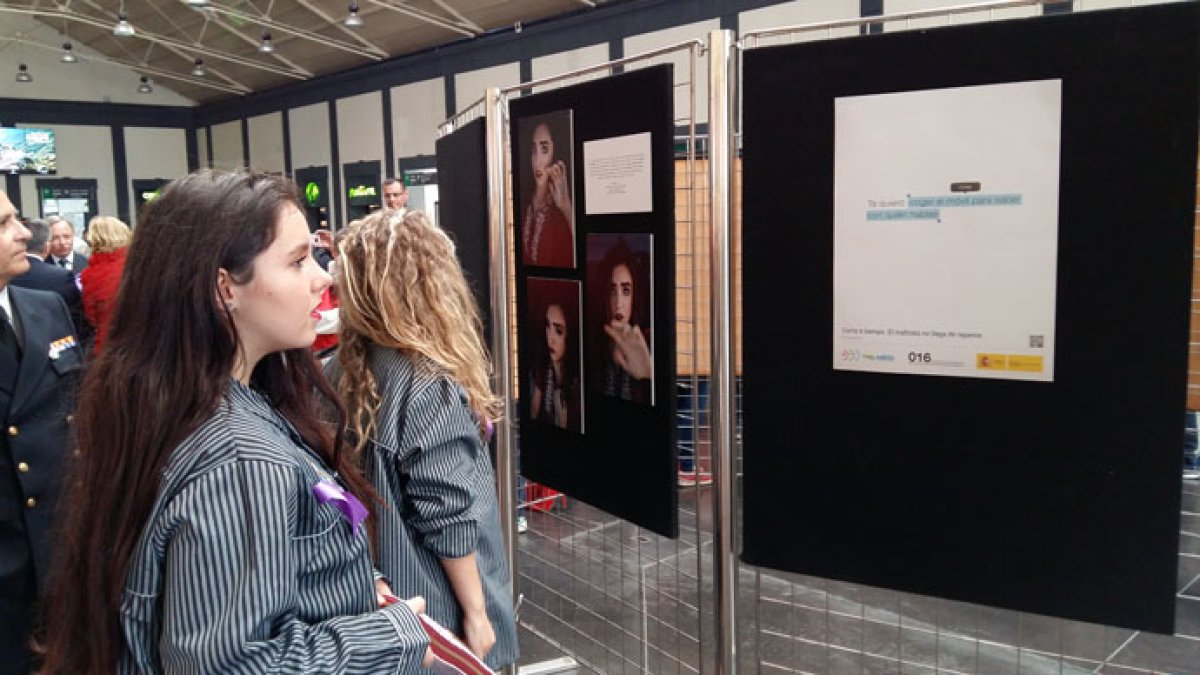 Una joven observa las fotografías expuestas en la Estación de Alicante.