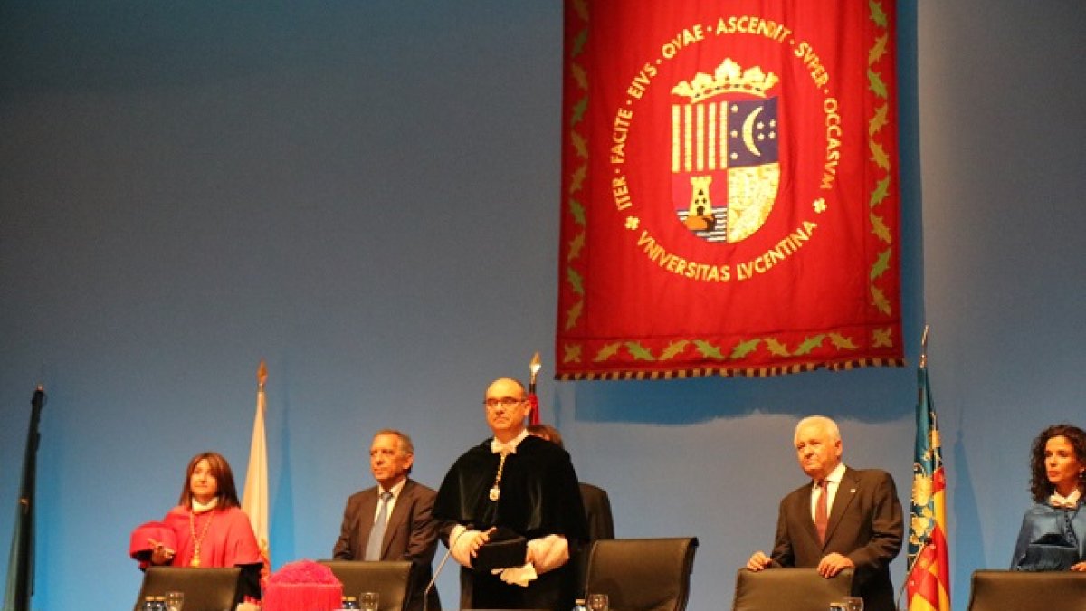 El rector de la UA, Manuel Palomares, abre el curso universitario.