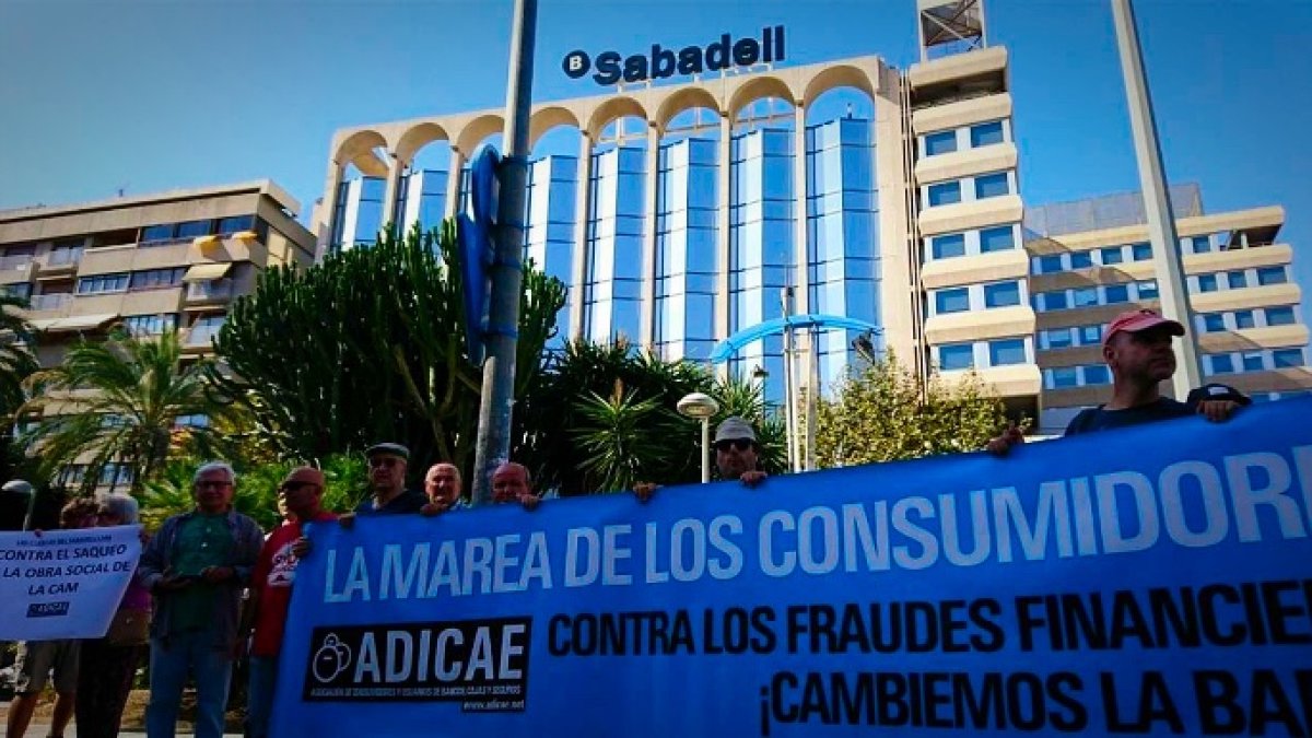 La concentración frente a la nueva sede en Alicante.