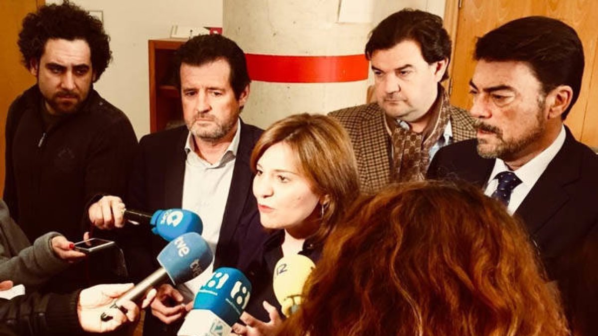 Isabel Bonig junto a José Císcar y el nuevo alcalde de Alicante, Luis Barcala.