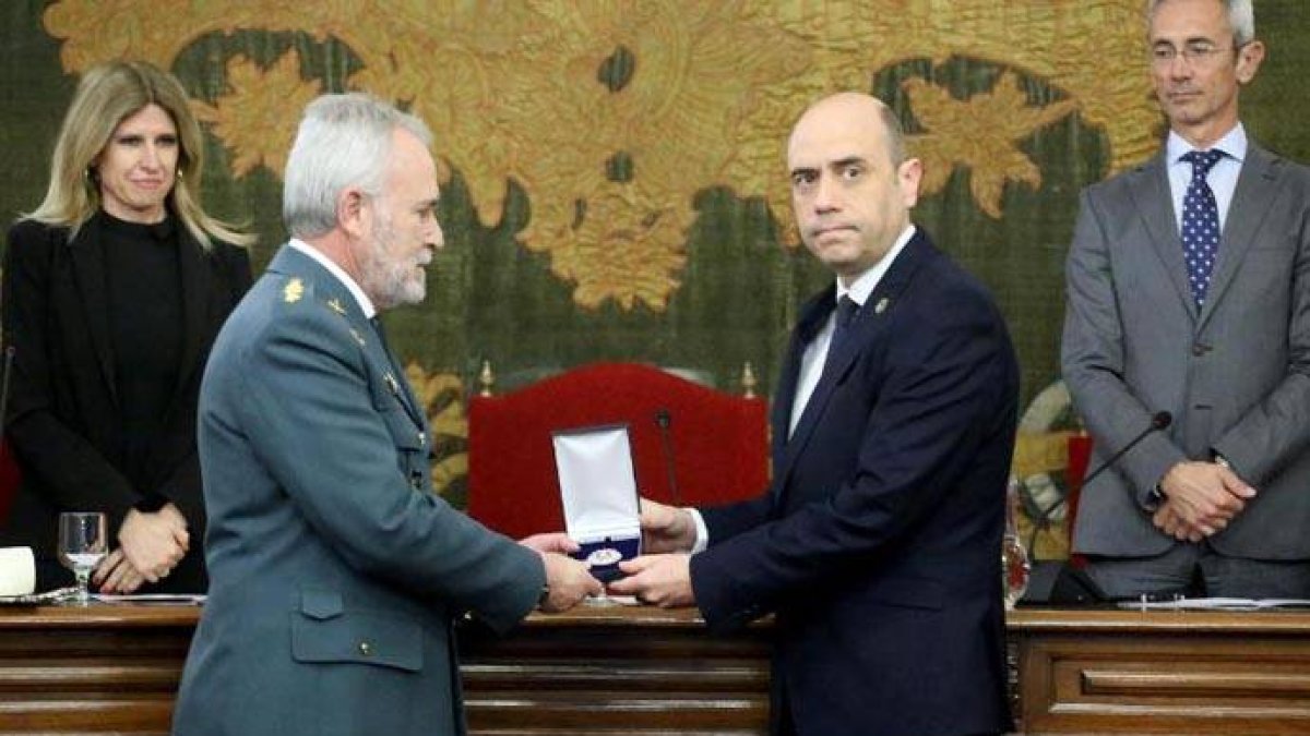 El alcalde Gabriel Echávarri hace entrega de la Medalla de la Ciudad a la Guardia Civil.