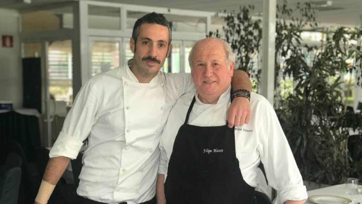 Felipe Blasco (a la izquierda) con su padre, en el restaurante del Polideportivo de Picassent